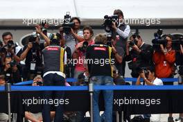 23.10.2010 Yeongam, Korea, , vRobert Kubica (POL), Renault F1 Team p, hand printing session - Formula 1 World Championship, Rd 17, Korean Grand Prix, Saturday
