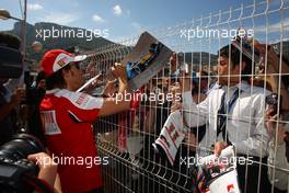 14.05.2010 Monaco, Monte Carlo,  Fernando Alonso (ESP), Scuderia Ferrari signs an autograph - Formula 1 World Championship, Rd 6, Monaco Grand Prix, Friday