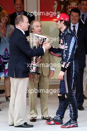 16.05.2010 Monaco, Monte Carlo,  Prince Albert of Monaco gives the trophy to 1st place Mark Webber (AUS), Red Bull Racing - Formula 1 World Championship, Rd 6, Monaco Grand Prix, Sunday Podium