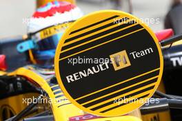 02.04.2010 Kuala Lumpur, Malaysia,  Vitaly Petrov (RUS), Renault F1 Team, lollipop - Formula 1 World Championship, Rd 3, Malaysian Grand Prix, Friday Practice