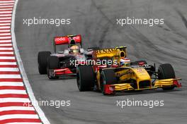 04.04.2010 Kuala Lumpur, Malaysia,  Vitaly Petrov (RUS), Renault F1 Team, R30 leads Lewis Hamilton (GBR), McLaren Mercedes, MP4-25 - Formula 1 World Championship, Rd 3, Malaysian Grand Prix, Sunday Race