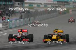 04.04.2010 Kuala Lumpur, Malaysia,  Lewis Hamilton (GBR), McLaren Mercedes and Vitaly Petrov (RUS), Renault F1 Team - Formula 1 World Championship, Rd 3, Malaysian Grand Prix, Sunday Race