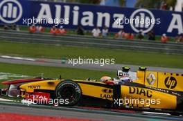 04.04.2010 Kuala Lumpur, Malaysia,  Lewis Hamilton (GBR), McLaren Mercedes and Vitaly Petrov (RUS), Renault F1 Team - Formula 1 World Championship, Rd 3, Malaysian Grand Prix, Sunday Race