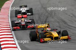 04.04.2010 Kuala Lumpur, Malaysia,  Vitaly Petrov (RUS), Renault F1 Team, R30 leads Lewis Hamilton (GBR), McLaren Mercedes, MP4-25 - Formula 1 World Championship, Rd 3, Malaysian Grand Prix, Sunday Race