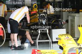 01.04.2010 Kuala Lumpur, Malaysia,  The Renault F1 team work on thier cars - Formula 1 World Championship, Rd 3, Malaysian Grand Prix, Thursday