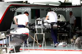01.04.2010 Kuala Lumpur, Malaysia,  The Sauber team work on thier cars - Formula 1 World Championship, Rd 3, Malaysian Grand Prix, Thursday