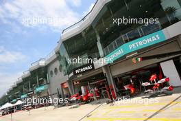 01.04.2010 Kuala Lumpur, Malaysia,  Pitlane atmosphere - Formula 1 World Championship, Rd 3, Malaysian Grand Prix, Thursday