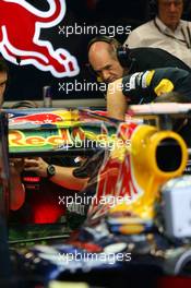 24.09.2010 Singapore, Singapore,  Adrian Newey (GBR), Red Bull Racing, Technical Operations Director looks at the back of the car - Formula 1 World Championship, Rd 15, Singapore Grand Prix, Friday Practice