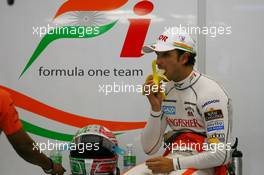 24.09.2010 Singapore, Singapore,  Vitantonio Liuzzi (ITA), Force India F1 Team eating a banana - Formula 1 World Championship, Rd 15, Singapore Grand Prix, Friday Practice