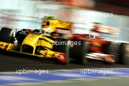 24.09.2010 Singapore, Singapore,  Vitaly Petrov (RUS), Renault F1 Team, Fernando Alonso (ESP), Scuderia Ferrari - Formula 1 World Championship, Rd 15, Singapore Grand Prix, Friday Practice
