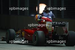 24.09.2010 Singapore, Singapore,  Fernando Alonso (ESP), Scuderia Ferrari stops on circuit - Formula 1 World Championship, Rd 15, Singapore Grand Prix, Friday Practice