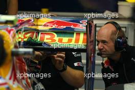 24.09.2010 Singapore, Singapore,  Adrian Newey (GBR), Red Bull Racing, Technical Operations Director looking at the back of the car - Formula 1 World Championship, Rd 15, Singapore Grand Prix, Friday Practice