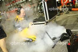 26.09.2010 Singapore, Singapore,  Renault Mechanic keeping cool - Formula 1 World Championship, Rd 15, Singapore Grand Prix, Sunday Pre-Race Grid