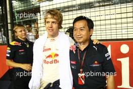 26.09.2010 Singapore, Singapore,  Sebastian Vettel (GER), Red Bull Racing with Chaleo Yoovidhya (THA) Thai Business partner of Dietrich Mateschitz (AUT) CEO and Founder of Red Bull  - Formula 1 World Championship, Rd 15, Singapore Grand Prix, Sunday Pre-Race Grid