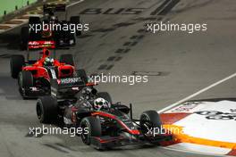 26.09.2010 Singapore, Singapore,  Christian Klien (AUT), test driver,  Hispania Racing F1 Team, HRT leads Lucas di Grassi (BRA), Virgin Racing - Formula 1 World Championship, Rd 15, Singapore Grand Prix, Sunday Race