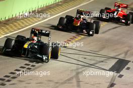 26.09.2010 Singapore, Singapore,  Jarno Trulli (ITA), Lotus F1 Team, T127 leads Jaime Alguersuari (ESP), Scuderia Toro Rosso - Formula 1 World Championship, Rd 15, Singapore Grand Prix, Sunday Race
