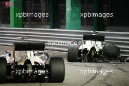 26.09.2010 Singapore, Singapore,  Kamui Kobayashi (JAP), BMW Sauber F1 Team crashes - Formula 1 World Championship, Rd 15, Singapore Grand Prix, Sunday Race