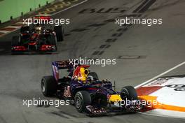 26.09.2010 Singapore, Singapore,  Sebastian Vettel (GER), Red Bull Racing leads Lewis Hamilton (GBR), McLaren Mercedes - Formula 1 World Championship, Rd 15, Singapore Grand Prix, Sunday Race
