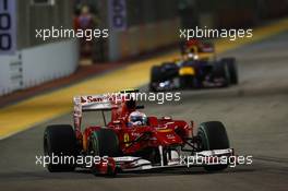 26.09.2010 Singapore, Singapore,  Fernando Alonso (ESP), Scuderia Ferrari leads Sebastian Vettel (GER), Red Bull Racing - Formula 1 World Championship, Rd 15, Singapore Grand Prix, Sunday Race
