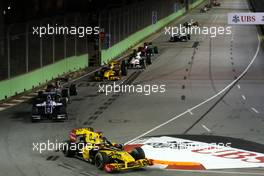 26.09.2010 Singapore, Singapore,  Robert Kubica (POL), Renault F1 Team, R30, Rubens Barrichello (BRA), Williams F1 Team, FW32 - Formula 1 World Championship, Rd 15, Singapore Grand Prix, Sunday Race