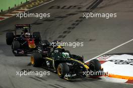 26.09.2010 Singapore, Singapore,  Heikki Kovalainen (FIN), Lotus F1 Team leads Jaime Alguersuari (ESP), Scuderia Toro Rosso  - Formula 1 World Championship, Rd 15, Singapore Grand Prix, Sunday Race