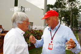 25.09.2010 Singapore, Singapore,  Bernie Ecclestone (GBR), Niki Lauda (AUT) - Formula 1 World Championship, Rd 15, Singapore Grand Prix, Saturday