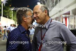 25.09.2010 Singapore, Singapore,  Eddie Jordan and Ron Dennis (GBR), McLaren, Team Principal, Chairman - Formula 1 World Championship, Rd 15, Singapore Grand Prix, Saturday