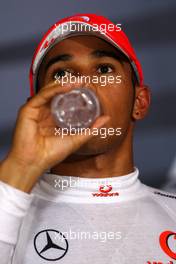 25.09.2010 Singapore, Singapore,  Lewis Hamilton (GBR), McLaren Mercedes, has a drink - Formula 1 World Championship, Rd 15, Singapore Grand Prix, Saturday Press Conference