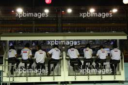 25.09.2010 Singapore, Singapore,  The Renault team on the pit wall - Formula 1 World Championship, Rd 15, Singapore Grand Prix, Saturday Practice