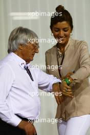 25.09.2010 Singapore, Singapore,  Bernie Ecclestone (GBR) with Fabiana Flosi (BRA) girlfriend of Bernie Ecclestone - Formula 1 World Championship, Rd 15, Singapore Grand Prix, Saturday