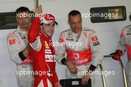 25.09.2010 Singapore, Singapore,  pole man Fernando Alonso (ESP), Scuderia Ferrari - Formula 1 World Championship, Rd 15, Singapore Grand Prix, Saturday Qualifying