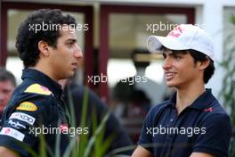 26.09.2010 Singapore, Singapore,  Daniel Ricciardo (AUS) Test Driver, Red Bull Racing, Carlos Sainz Jr. (ESP), Eurointernational - Formula 1 World Championship, Rd 15, Singapore Grand Prix, Sunday