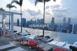 23.09.2010 Singapore, Singapore, City feature, pool on the roof of the Marina Bay Hotel - Formula 1 World Championship, Rd 15, Singapore Grand Prix, Thursday