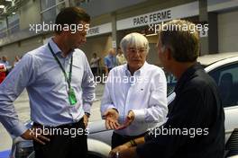 23.09.2010 Singapore, Singapore,  Dr Christian Deuringer, Vice president of Allianz SE, Bernie Ecclestone (GBR) and the Safety and medical cars - Formula 1 World Championship, Rd 15, Singapore Grand Prix, Thursday