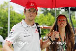 23.09.2010 Singapore, Singapore, Jenson Button (GBR), McLaren Mercedes and Jessica Michibata (JPN) girlfriend of Jenson Button (GBR) - Formula 1 World Championship, Rd 15, Singapore Grand Prix, Thursday
