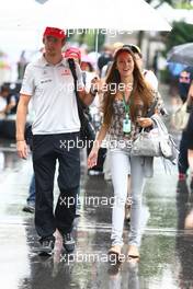 23.09.2010 Singapore, Singapore,  Jenson Button (GBR), McLaren Mercedes and Jessica Michibata (JPN) girlfriend of Jenson Button (GBR) - Formula 1 World Championship, Rd 15, Singapore Grand Prix, Thursday