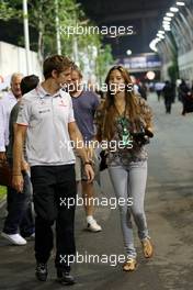 23.09.2010 Singapore, Singapore,  Jenson Button (GBR), McLaren Mercedes, Jessica Michibata (JPN) girlfriend of Jenson Button (GBR) - Formula 1 World Championship, Rd 15, Singapore Grand Prix, Thursday