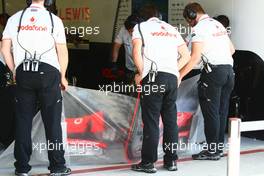 28.05.2010 Istanbul, Turkey,  McLaren Mercedes  mechanics - Formula 1 World Championship, Rd 7, Turkish Grand Prix, Friday Practice
