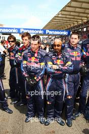 30.05.2010 Istanbul, Turkey,  Red Bull mechanics hide the back of their car - Formula 1 World Championship, Rd 7, Turkish Grand Prix, Sunday Pre-Race Grid