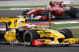 30.05.2010 Istanbul, Turkey,  Vitaly Petrov (RUS), Renault F1 Team leads Fernando Alonso (ESP), Scuderia Ferrari - Formula 1 World Championship, Rd 7, Turkish Grand Prix, Sunday Race