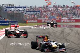 30.05.2010 Istanbul, Turkey,  Mark Webber (AUS), Red Bull Racing leads Lewis Hamilton (GBR), McLaren Mercedes - Formula 1 World Championship, Rd 7, Turkish Grand Prix, Sunday Race