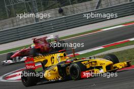 30.05.2010 Istanbul, Turkey,  Robert Kubica (POL), Renault F1 Team leads Felipe Massa (BRA), Scuderia Ferrari - Formula 1 World Championship, Rd 7, Turkish Grand Prix, Sunday Race