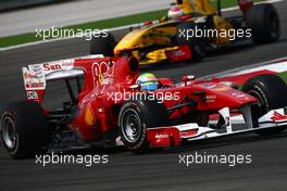 30.05.2010 Istanbul, Turkey,  Felipe Massa (BRA), Scuderia Ferrari leads Vitaly Petrov (RUS), Renault F1 Team - Formula 1 World Championship, Rd 7, Turkish Grand Prix, Sunday Race