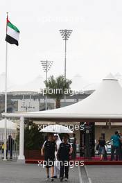 12.11.2010 Abu Dhabi, Abu Dhabi,  Nico Hulkenberg (GER), Williams F1 Team with an unbrella from the rain - Formula 1 World Championship, Rd 19, Abu Dhabi Grand Prix, Friday