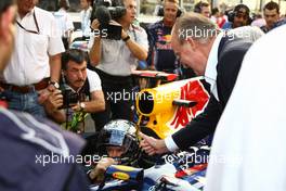 14.11.2010 Abu Dhabi, Abu Dhabi,  King Carlos of Spain with Sebastian Vettel (GER), Red Bull Racing - Formula 1 World Championship, Rd 19, Abu Dhabi Grand Prix, Sunday Pre-Race Grid