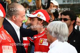 14.11.2010 Abu Dhabi, Abu Dhabi,  King Juan Carlos of Spain with Fernando Alonso (ESP), Scuderia Ferrari - Formula 1 World Championship, Rd 19, Abu Dhabi Grand Prix, Sunday Pre-Race Grid