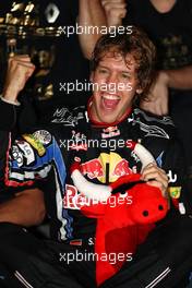 14.11.2010 Abu Dhabi, Abu Dhabi,  Sebastian Vettel (GER), Red Bull Racing 2010 World Champion, celebrates with the team - Formula 1 World Championship, Rd 19, Abu Dhabi Grand Prix, Sunday Podium