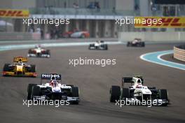 14.11.2010 Abu Dhabi, Abu Dhabi,  Rubens Barrichello (BRA), Williams F1 Team, FW32, Kamui Kobayashi (JAP), BMW Sauber F1 Team, C29  - Formula 1 World Championship, Rd 19, Abu Dhabi Grand Prix, Sunday Race