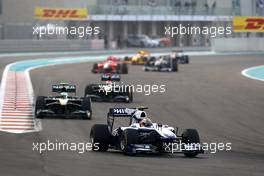 14.11.2010 Abu Dhabi, Abu Dhabi,  Rubens Barrichello (BRA), Williams F1 Team, FW32 leads Heikki Kovalainen (FIN), Lotus F1 Team, T127 - Formula 1 World Championship, Rd 19, Abu Dhabi Grand Prix, Sunday Race