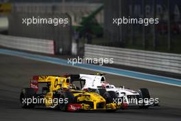 14.11.2010 Abu Dhabi, Abu Dhabi,  Robert Kubica (POL), Renault F1 Team, R30, Kamui Kobayashi (JAP), BMW Sauber F1 Team, C29 - Formula 1 World Championship, Rd 19, Abu Dhabi Grand Prix, Sunday Race